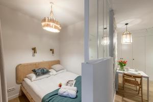 - une petite chambre avec un lit et un bureau dans l'établissement ShortStayPoland Jagiellońska (B122), à Varsovie