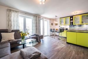 ein Wohnzimmer mit einer Couch und einem Tisch in der Unterkunft Haus Deichkieker Apartment 1 4 in Büsum