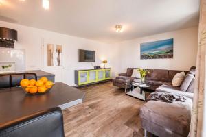 ein Wohnzimmer mit einer Couch und einem Tisch in der Unterkunft Haus Deichkieker Apartment 1 4 in Büsum