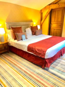 - une chambre avec un grand lit dans l'établissement Kyriad Saumur Hyper Centre, à Saumur