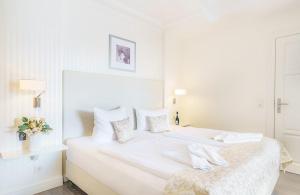 ツィノヴィッツにあるVilla Gruner 10の白いベッドルーム(白い枕の大きな白いベッド付)