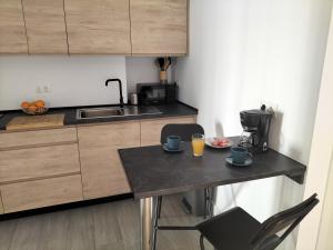 eine Küche mit einem Tisch mit zwei Tassen drauf in der Unterkunft Apartamento a estrenar Sevilla centro, Trastamara 19 in Sevilla