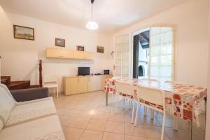 cocina y sala de estar con mesa y sillas en Agenzia Vear - Osti 100, en Lido delle Nazioni