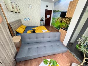 胡志明市的住宿－Unique Studio in Japanese Town R102 -Central Saigon，一间小房间,配有沙发和一张床