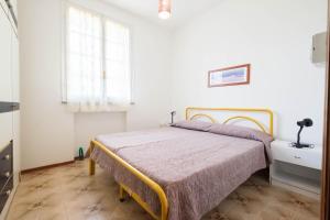 リド・デッレ・ナツィオーニにあるAgenzia Vear - Osti 100のベッドルーム(ベッド1台、窓付)