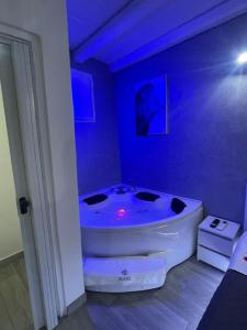 een paarse badkamer met een wit bad in een kamer bij RC SUITE TERMINI IMERESE in Termini Imerese