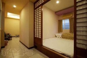 um quarto com 2 camas e uma janela em Wen Shan em Yuchi