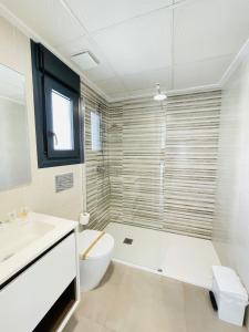 uma casa de banho branca com um WC e um lavatório em Villa Bali 3034 em Vistabella