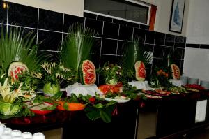 een bos planten op een tafel in een keuken bij Aybel İnn Hotel in Beldibi