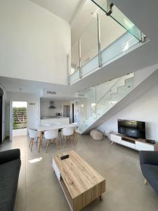 uma grande sala de estar com uma mesa e uma escada em Villa Bali 3034 em Vistabella