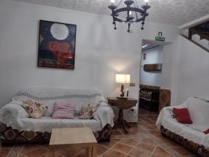 sala de estar con sofá y mesa en Casa Rural El Rincón del Valle, en San Carlos del Valle