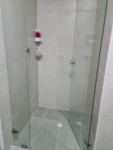 una ducha con puerta de cristal en un baño en Hermoso mini apartamento en el corazón de Bogotá, en Bogotá