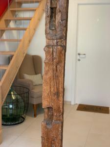un haz de madera en una sala de estar con una escalera en Gite Les Clés des Vignes, en Dambach-la-Ville