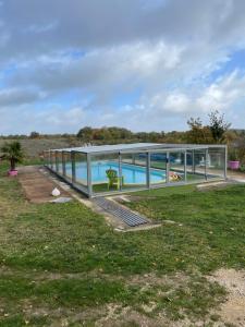 una gran casa de cristal con piscina en Villa Le Paradis en Pern