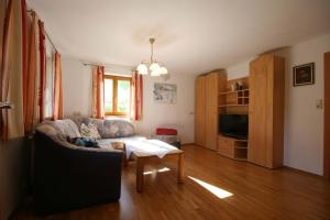 ein Wohnzimmer mit einem Sofa und einem Tisch in der Unterkunft Almliesl LEOG-685 in Leogang