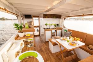 een keuken en een eethoek van een boot bij Lisa Boot 3 in Priepert