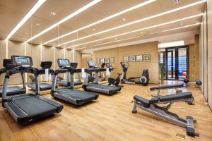 a gym with a bunch of treadmills and elliptical machines at Somerset Grandview Shenzhen in Shenzhen