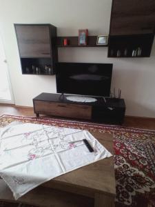 a room with a table with a blanket on the floor at Flat 4you & WI-FI in Arad