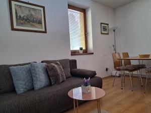 un soggiorno con divano e tavolo di Apartmán Severanka a Vysoké Tatry