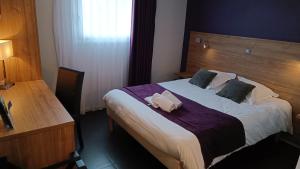 Postel nebo postele na pokoji v ubytování Logis Hotel Restaurant de La Madeleine
