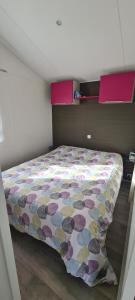 Łóżko lub łóżka w pokoju w obiekcie mobil-home 6 places