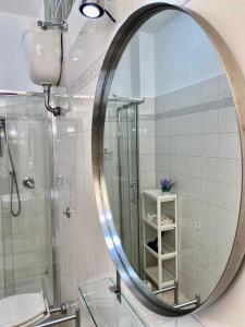 Casa Vacanze Marzia في روما: حمام مع مرآة كبيرة ودش