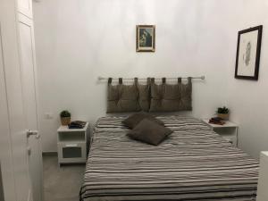 a bed in a room with two nightstands and acknowled at BREZZA DI LEVANTE in Cefalù