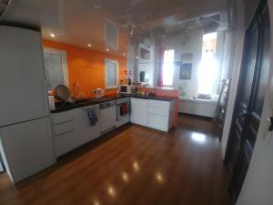 Kuchyň nebo kuchyňský kout v ubytování LOFT T3 90 m2 + TERRASSES - Accès direct plage/bus