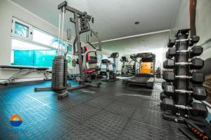 een fitnessruimte met een heleboel apparatuur in een kamer bij Hotel Terminus Maputo in Maputo