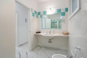 Koupelna v ubytování Deluxe Suites + 25 fotografií