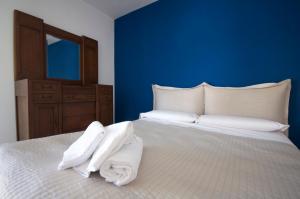 Un dormitorio con una cama con toallas blancas. en H2Ome Il Cembalo, en Génova