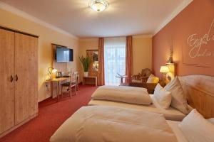 Habitación de hotel con 2 camas y escritorio en Hotel Gasthof Fellner, en Furth im Wald