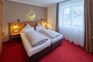 Postel nebo postele na pokoji v ubytování Hotel Gasthof Fellner