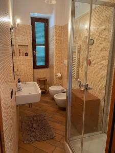 bagno con doccia, lavandino e servizi igienici di Casa Diana a Roma
