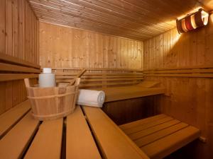 uma sauna de madeira com um rolo de papel higiénico em Gut Vorwerk em Sagard