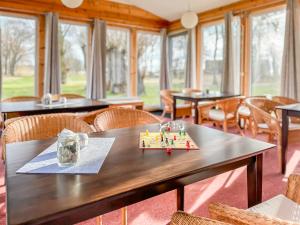um tabuleiro de xadrez numa mesa numa sala com janelas em Gut Vorwerk em Sagard