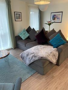 uma sala de estar com um sofá e uma mesa em Number 10 Stunning Apartment, Fantastic Location! em Exmouth