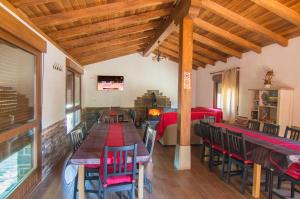 A television and/or entertainment centre at Apartamentos Rurales El Prado