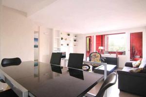 a living room with a glass table and chairs at Apartamento único en Muralla Roja - 0412 in Calpe