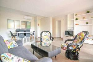 a living room with a couch and chairs and a table at Apartamento único en Muralla Roja - 0412 in Calpe