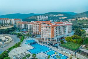 een luchtzicht op een resort met een zwembad bij Ramada Resort Kusadasi & Golf in Kuşadası