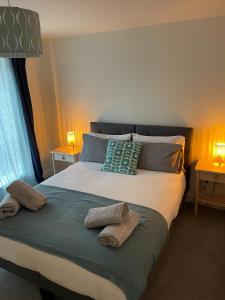 1 dormitorio con 1 cama grande y toallas. en Number 10 Stunning Apartment, Fantastic Location!, en Exmouth