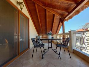 a patio with a table and chairs on a balcony at Vesta in Thessaloniki