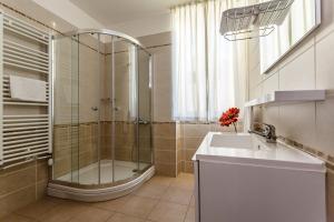 Koupelna v ubytování Luxury Apartments Frajona + 112 fotografií