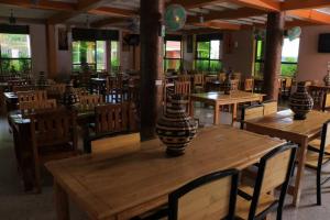 A restaurant or other place to eat at Dreamwood suites Mbarara