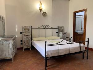 a bedroom with a bed and two dressers and a mirror at L'Attico dei Sogni in San Gimignano