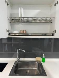 - un comptoir de cuisine avec évier et étagère dans l'établissement Almas Muji Cozy Studio100mbps Netflix By STAY, à Nusajaya