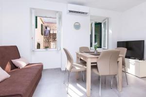 Μια τηλεόραση ή/και κέντρο ψυχαγωγίας στο DIO DREAM (Inside Palace)