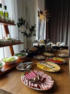 Mały Bór في Lgiń: طاولة عليها العديد من أطباق الطعام