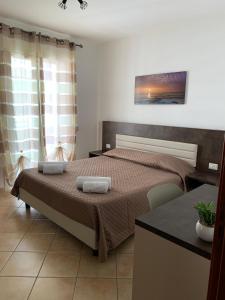- une chambre avec un lit et 2 serviettes dans l'établissement Dea Seaview, à Cefalù